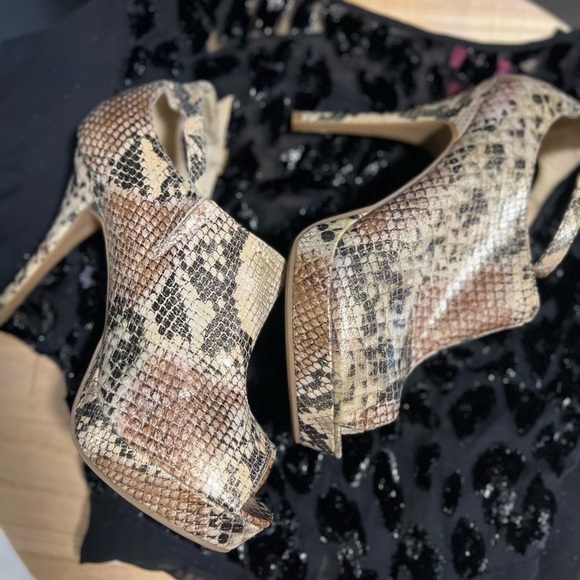 🤎🤎EUC- DOLLHOUSE VERDICT 107 METALLIC SNAKESKIN HEELS SZ 10🤎🤎 - Picture 14 of 16